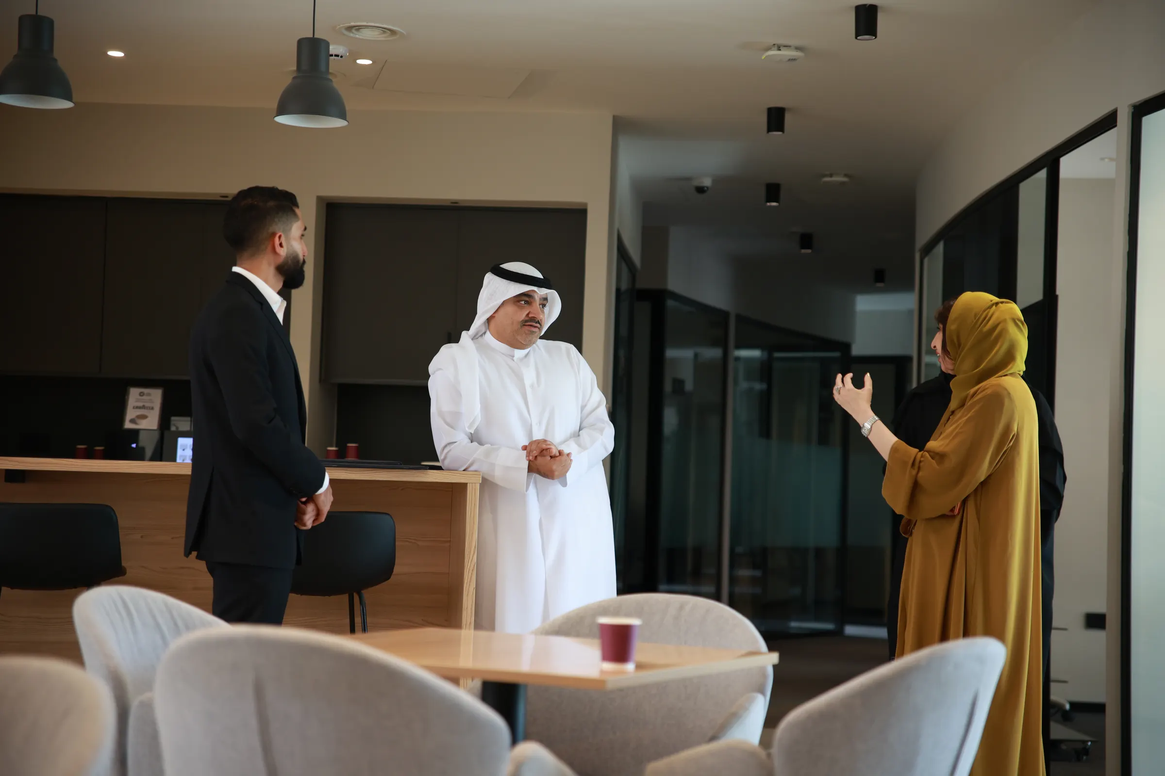 حوار بين رائدة أعمال وشريكين في مساحة عمل حديثة